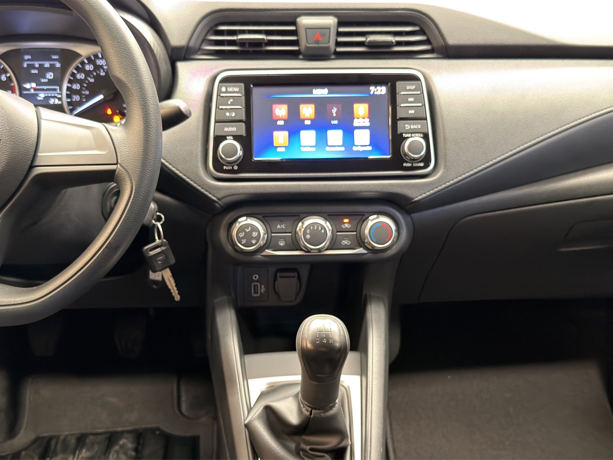 2024 Nissan Versa 4 pts. Sense, TM5, a/ac., R-15