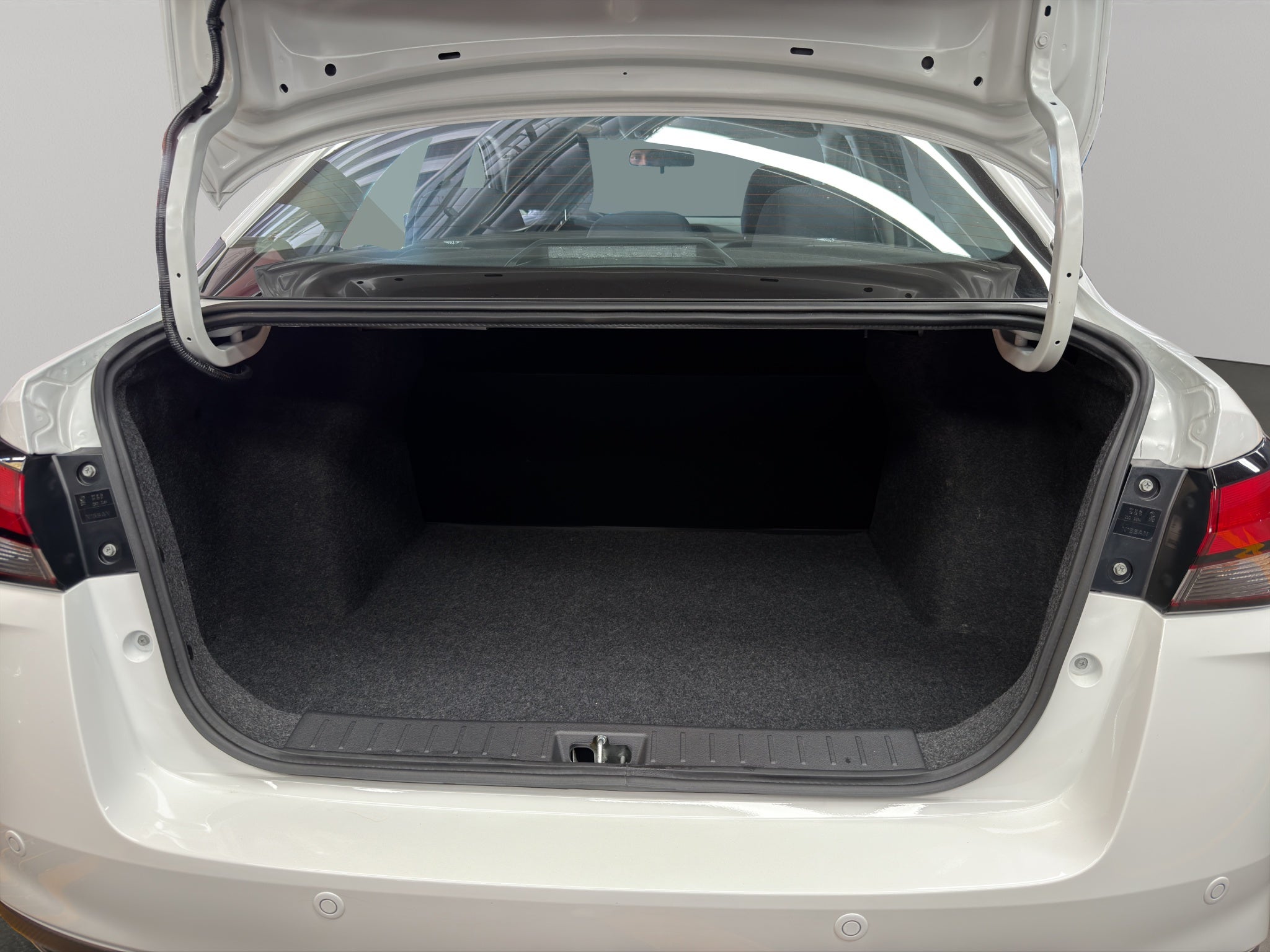 2024 Nissan Versa 4 pts. Sense, TM5, a/ac., R-15