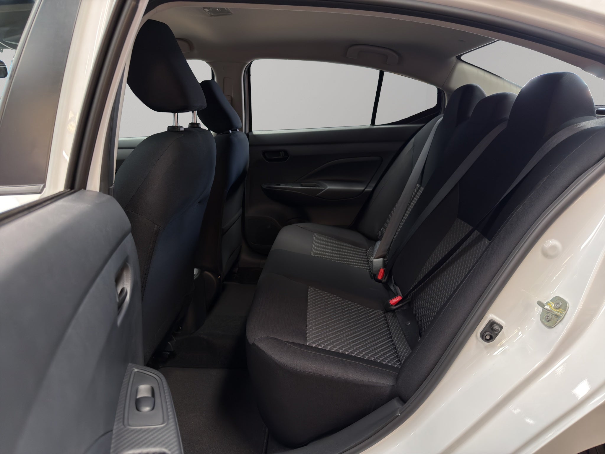 2024 Nissan Versa 4 pts. Sense, TM5, a/ac., R-15