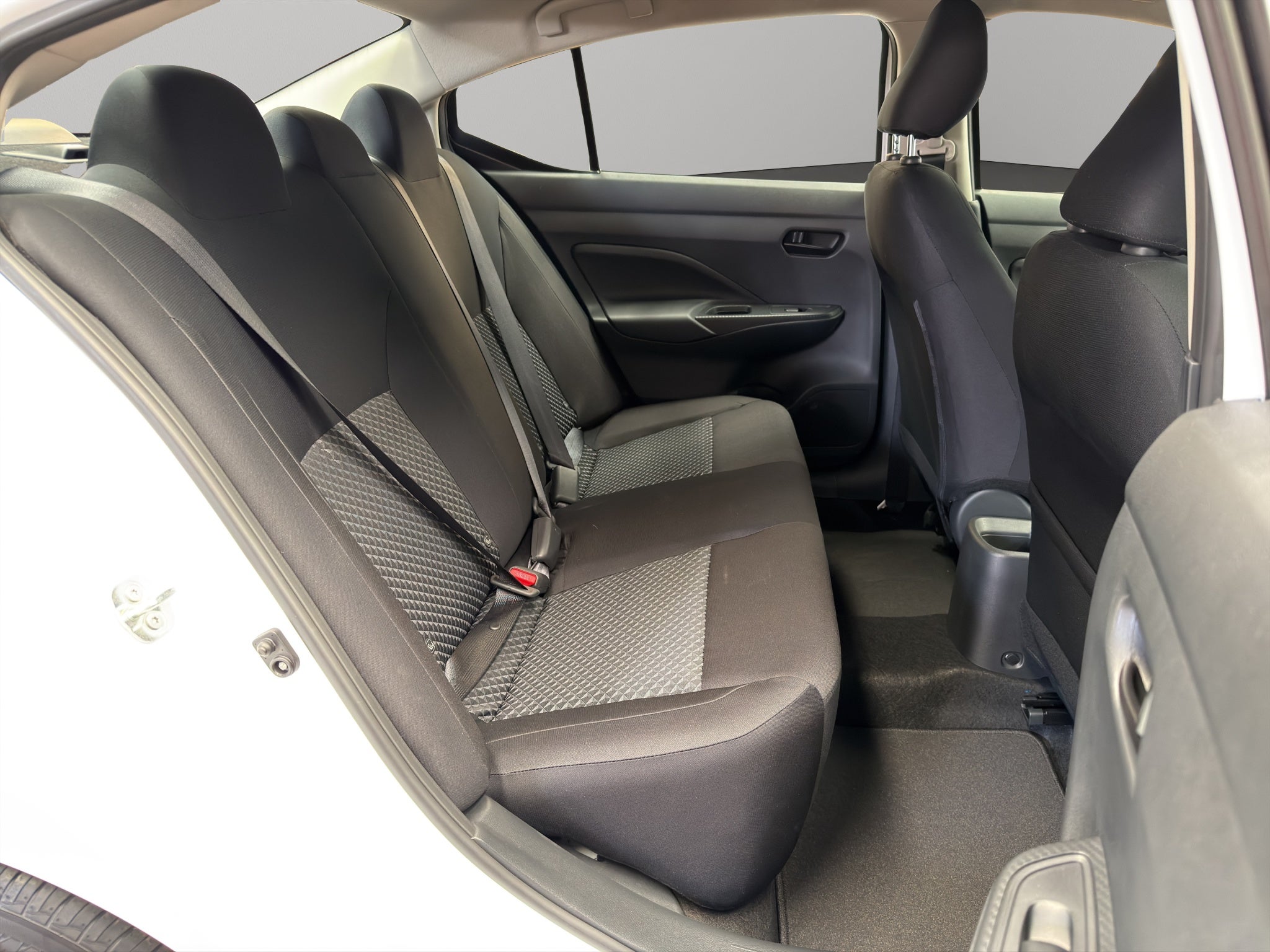 2024 Nissan Versa 4 pts. Sense, TM5, a/ac., R-15