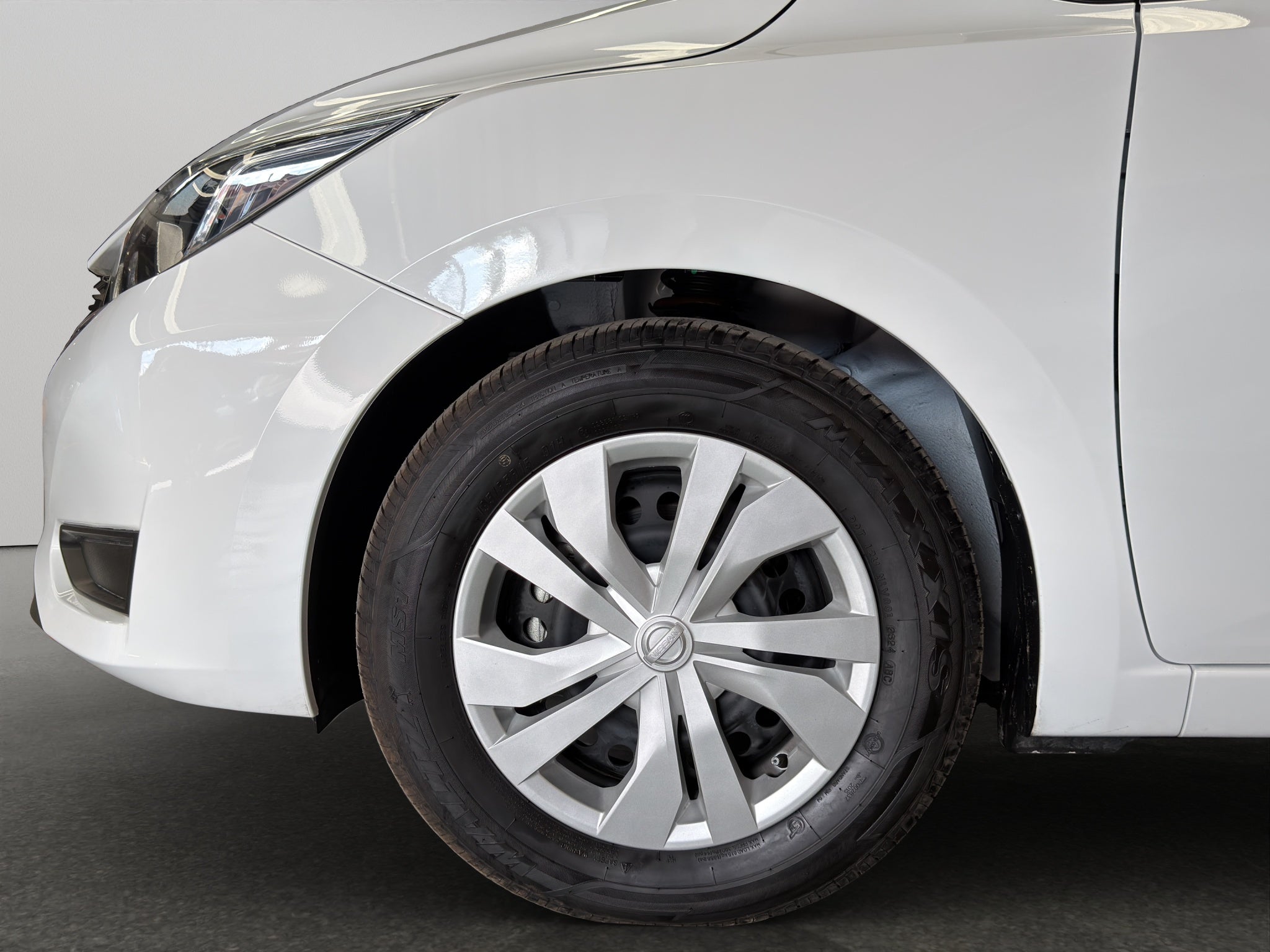 2024 Nissan Versa 4 pts. Sense, TM5, a/ac., R-15