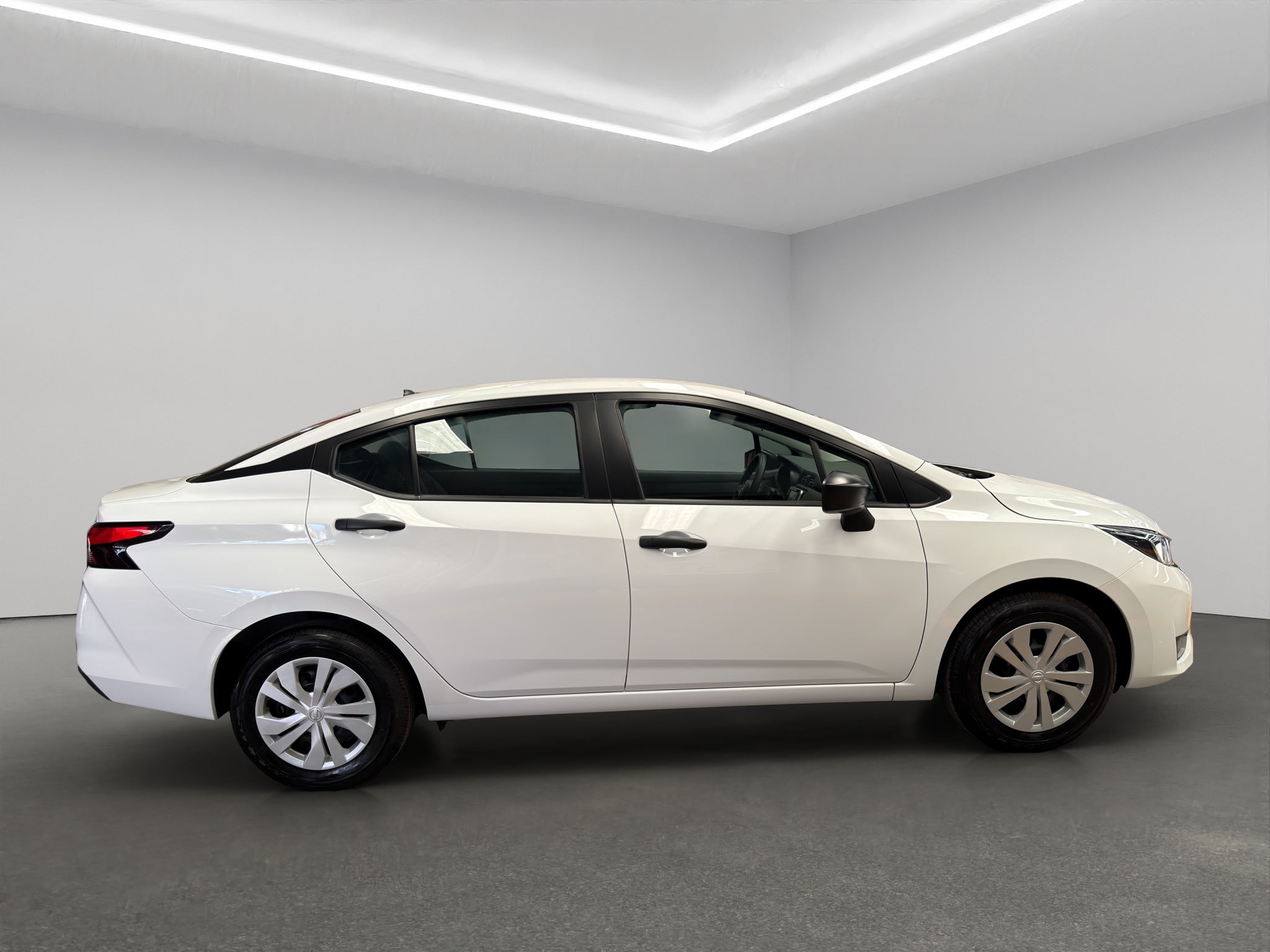 2024 Nissan Versa 4 pts. Sense, TM5, a/ac., R-15