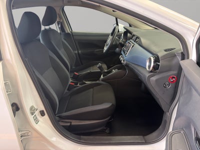 2025 Nissan Versa 4 pts. Advance, TM5, a/ac., f. niebla, RA-16 (línea anterior)