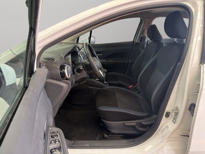 2025 Nissan Versa 4 pts. Advance, TM5, a/ac., f. niebla, RA-16 (línea anterior)