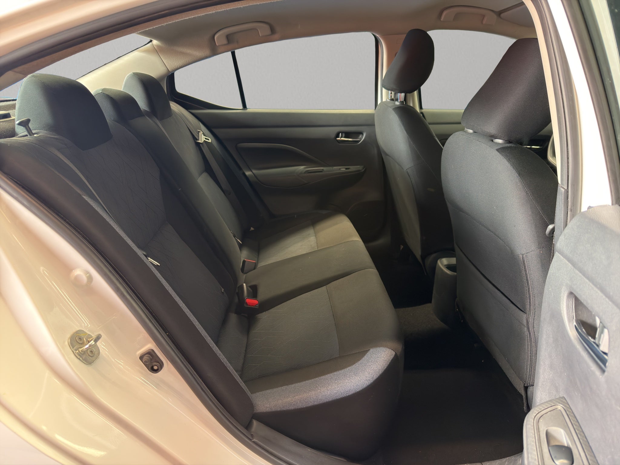 2025 Nissan Versa 4 pts. Advance, TM5, a/ac., f. niebla, RA-16 (línea anterior)