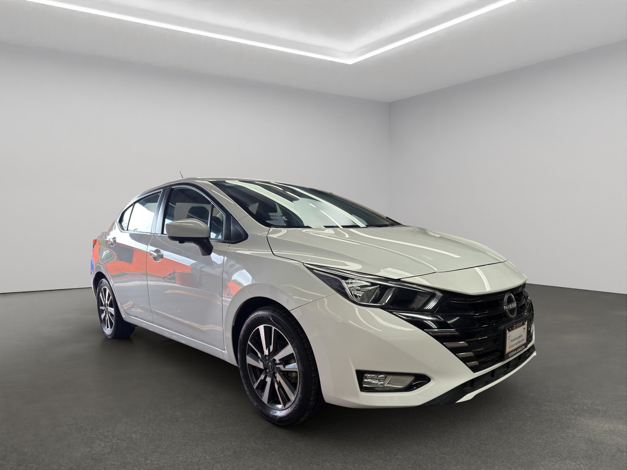 2025 Nissan Versa 4 pts. Advance, TM5, a/ac., f. niebla, RA-16 (línea anterior)