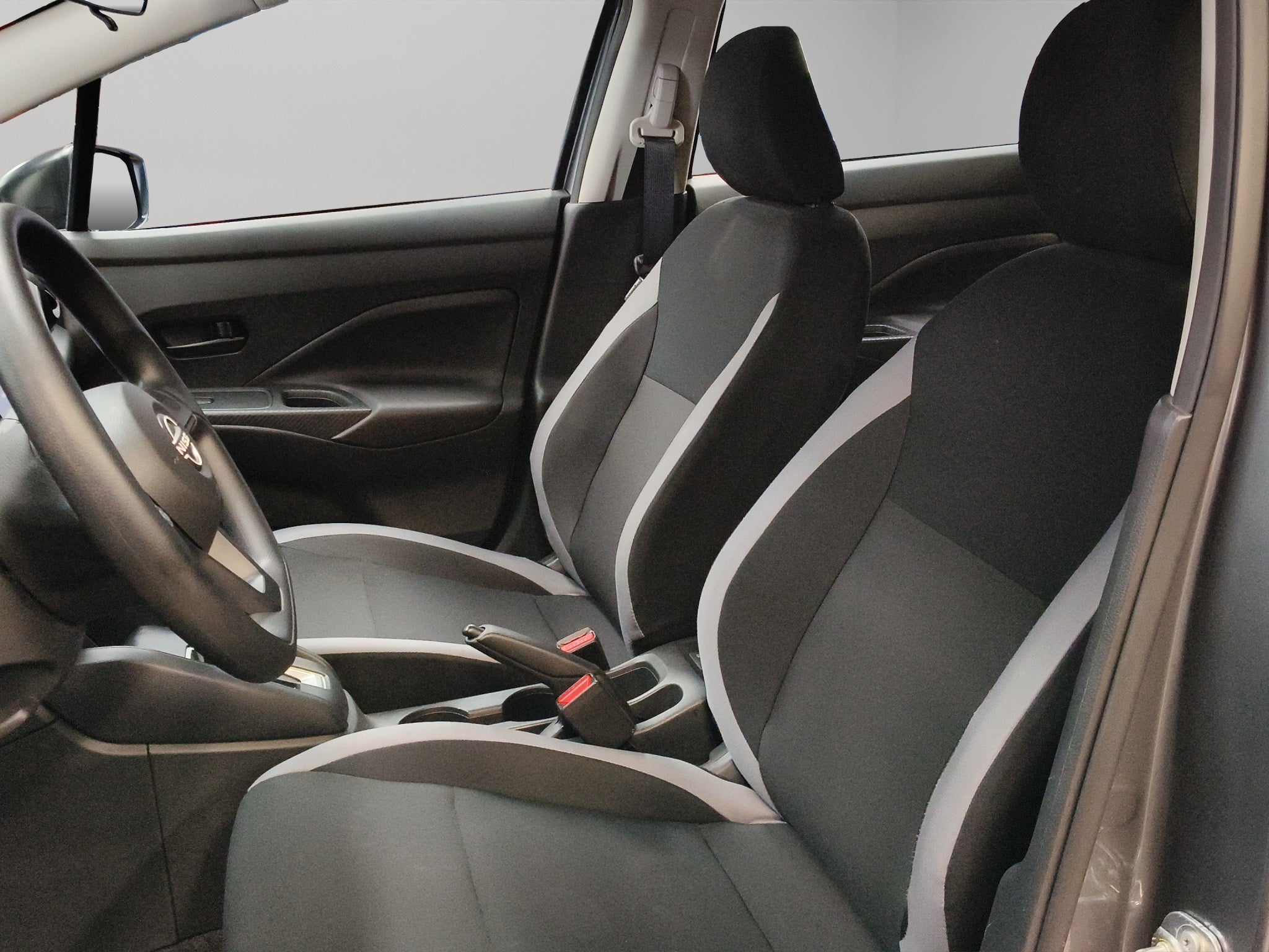 2025 Nissan Versa 4 pts. Sense, CVT, a/ac., R-15 (línea anterior)