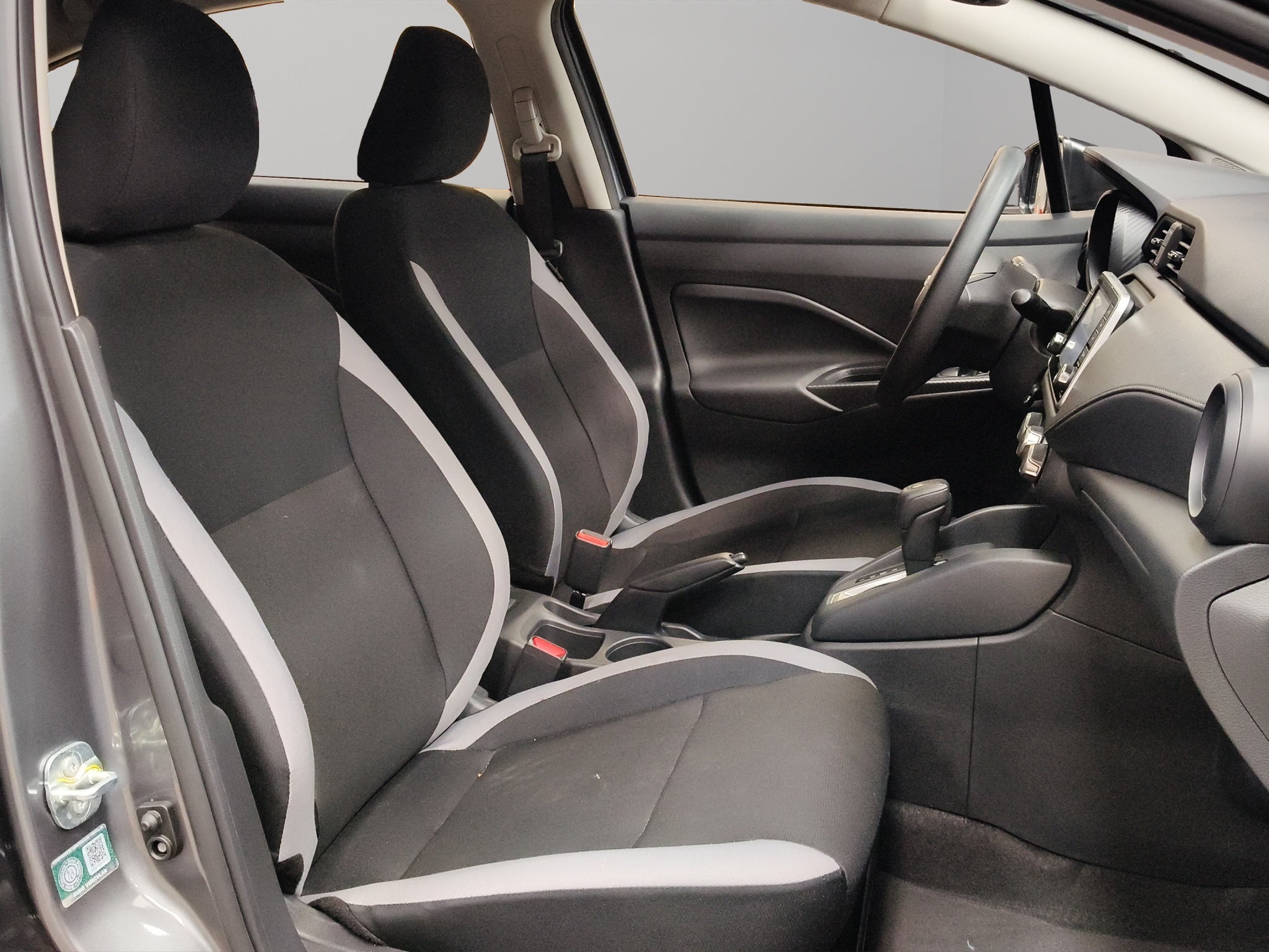 2025 Nissan Versa 4 pts. Sense, CVT, a/ac., R-15 (línea anterior)