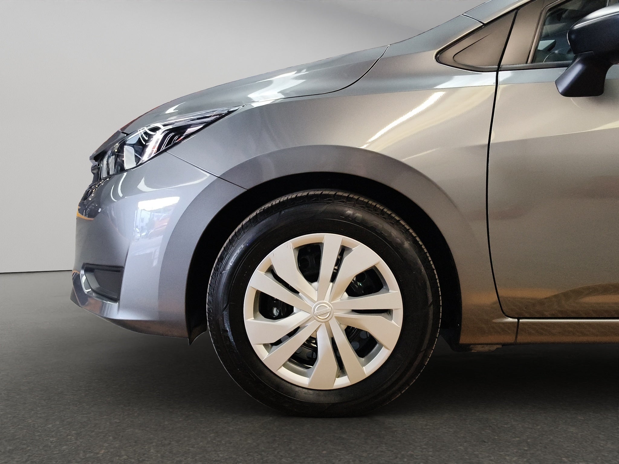 2025 Nissan Versa 4 pts. Sense, CVT, a/ac., R-15 (línea anterior)