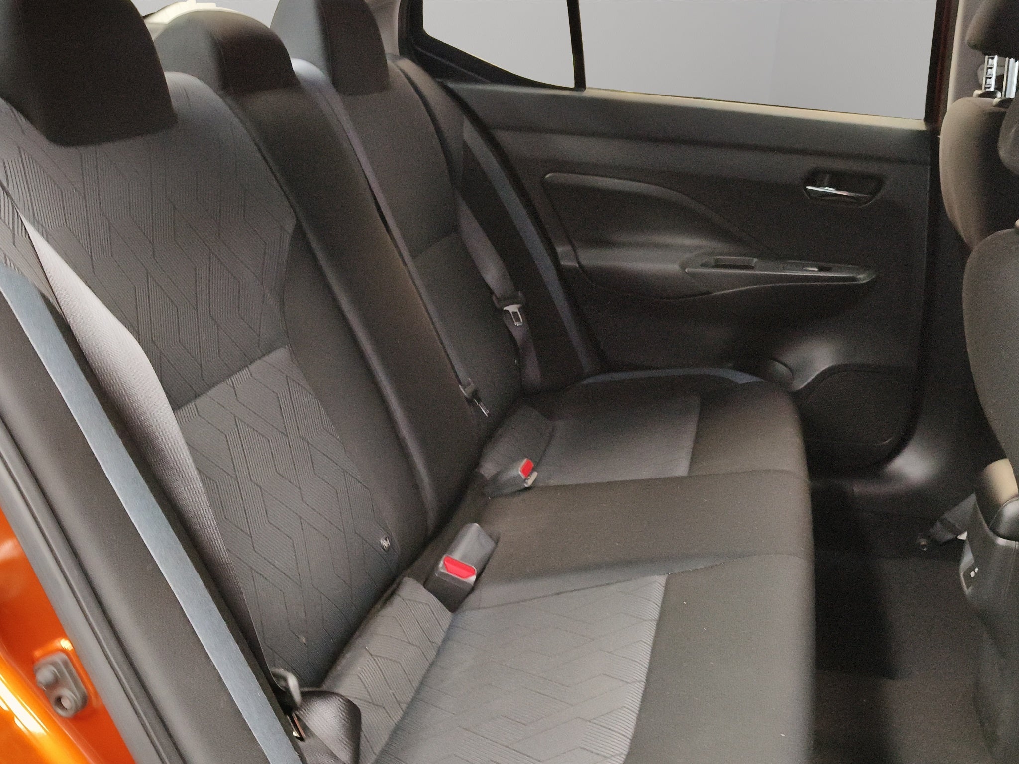 2023 Nissan Versa 4 pts. Advance, CVT, a/ac., f. niebla, RA-16 (cambio de línea)