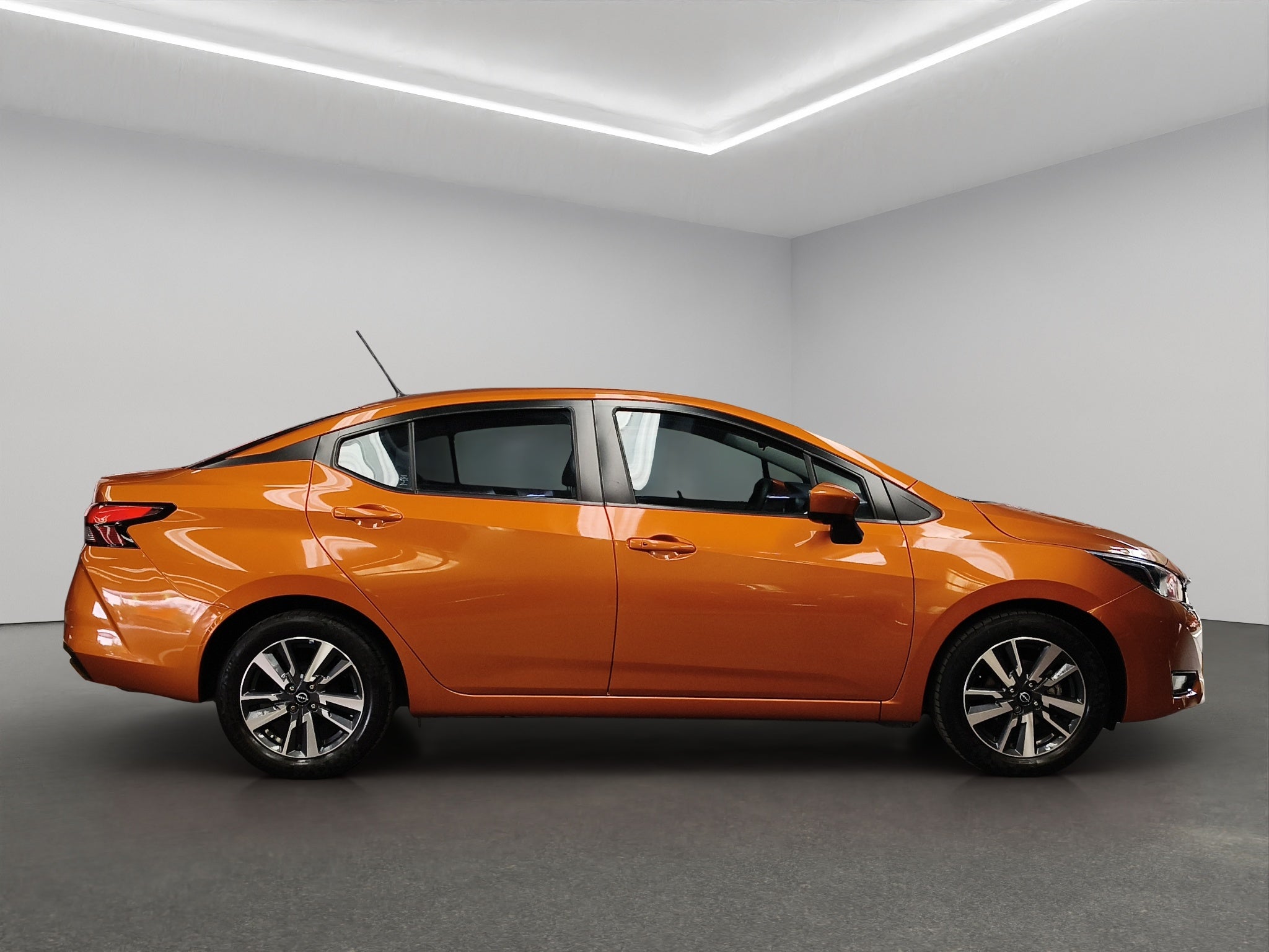 2023 Nissan Versa 4 pts. Advance, CVT, a/ac., f. niebla, RA-16 (cambio de línea)
