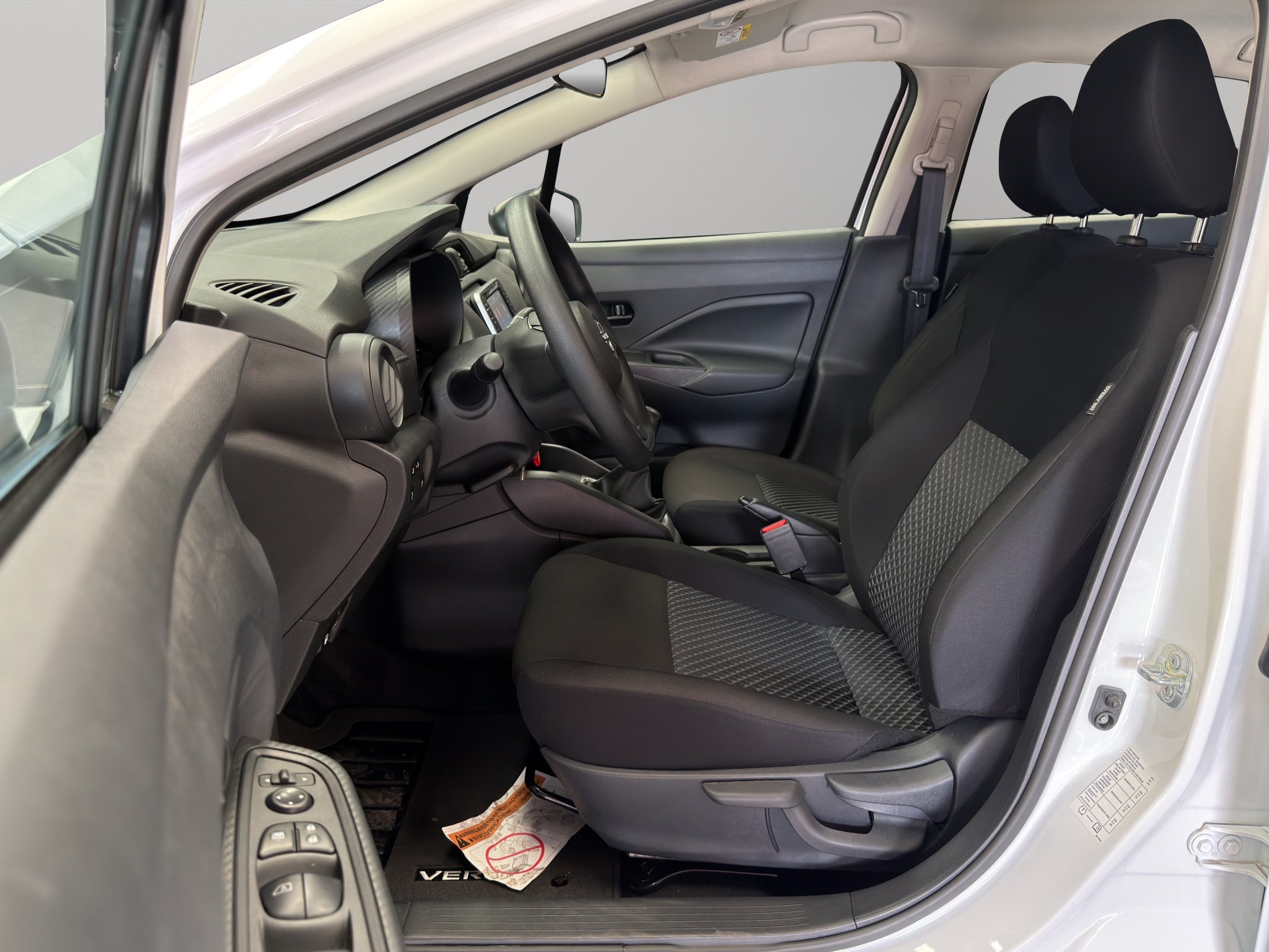 2024 Nissan Versa 4 pts. Sense, TM5, a/ac., R-15