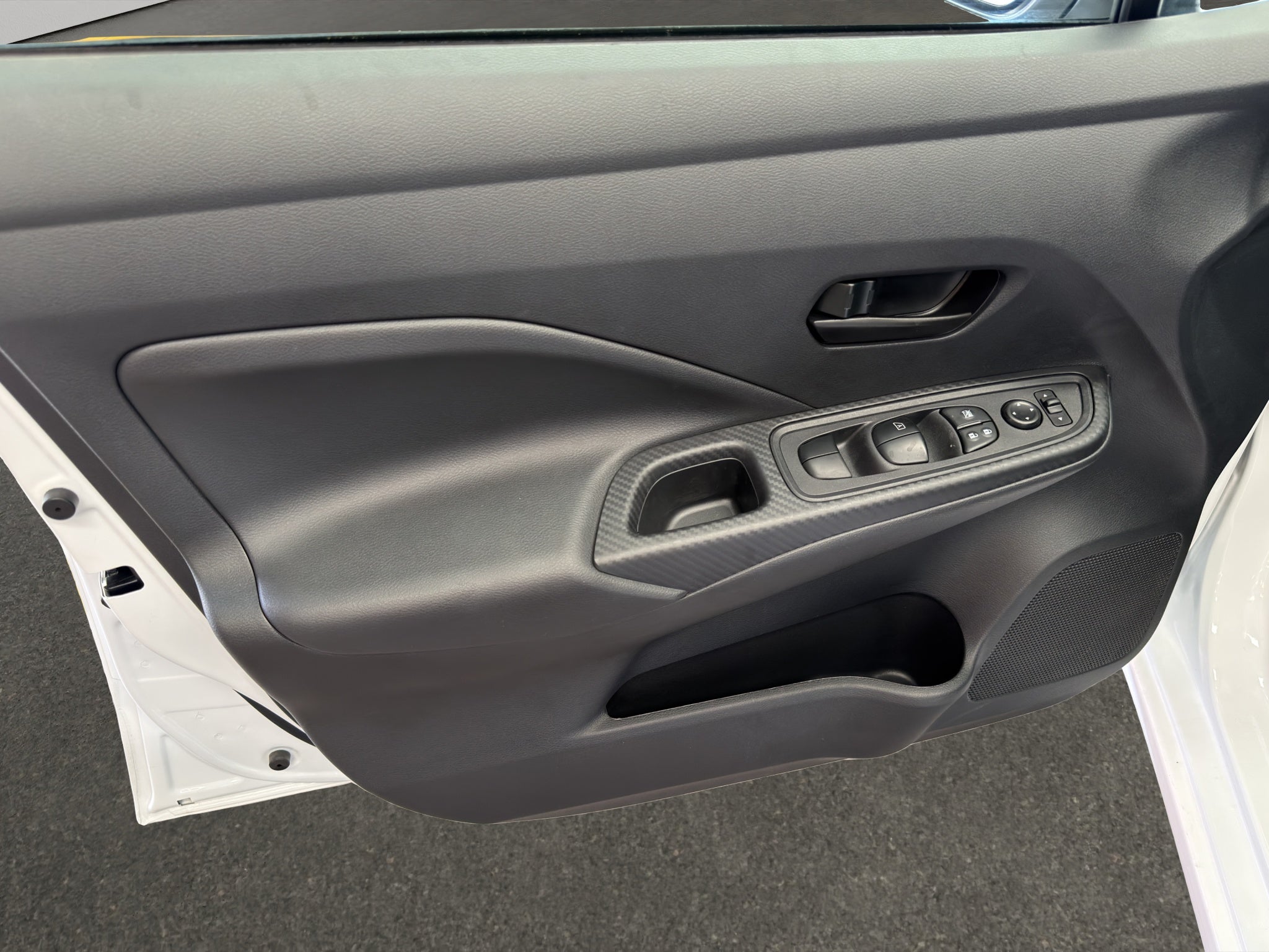 2024 Nissan Versa 4 pts. Sense, TM5, a/ac., R-15