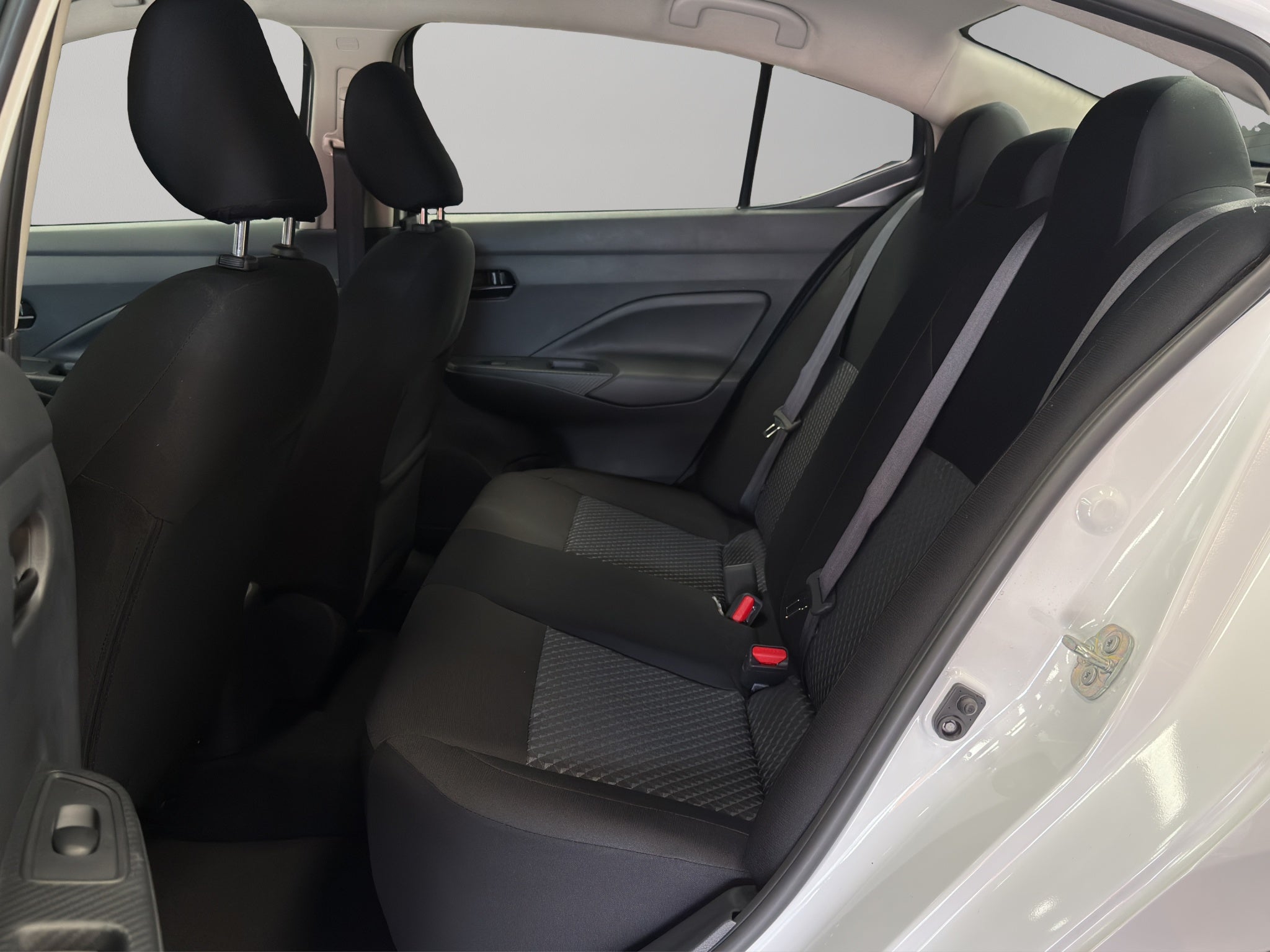 2024 Nissan Versa 4 pts. Sense, TM5, a/ac., R-15