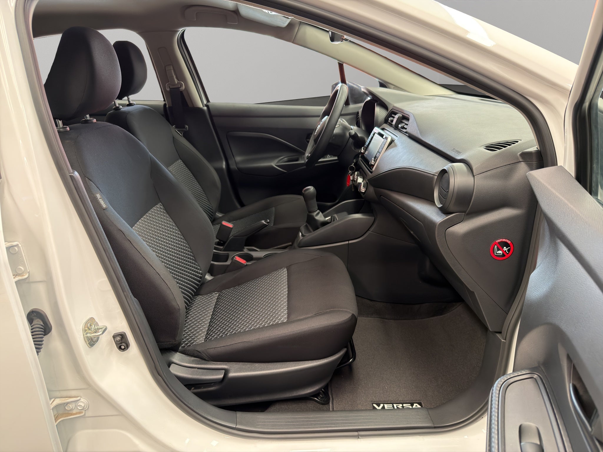 2024 Nissan Versa 4 pts. Sense, TM5, a/ac., R-15