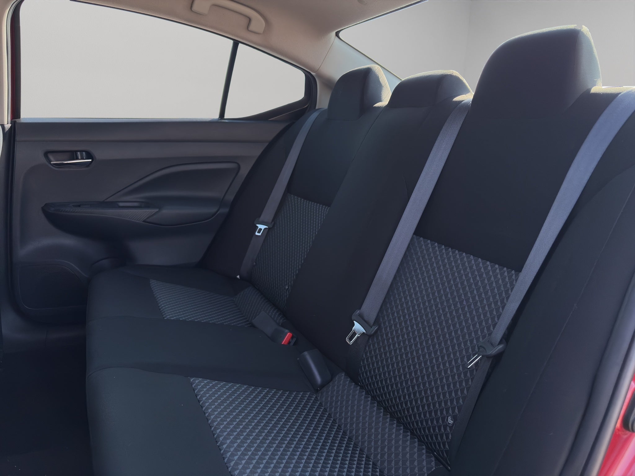 2022 Nissan Versa 4 pts. Sense, CVT, a/ac., VE, R-15 (línea anterior)