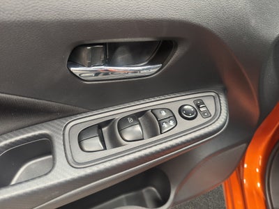 2023 Nissan Versa 4 pts. Advance, CVT, a/ac., R-15 (cambio de línea)