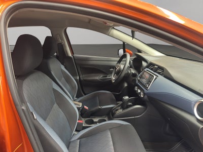 2023 Nissan Versa 4 pts. Advance, CVT, a/ac., R-15 (cambio de línea)