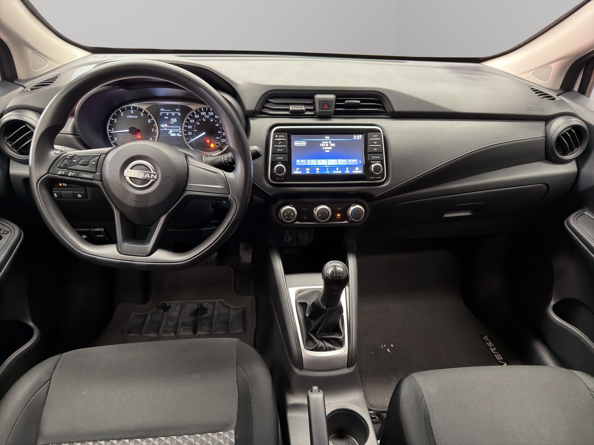 2024 Nissan Versa 4 pts. Sense, TM5, a/ac., R-15