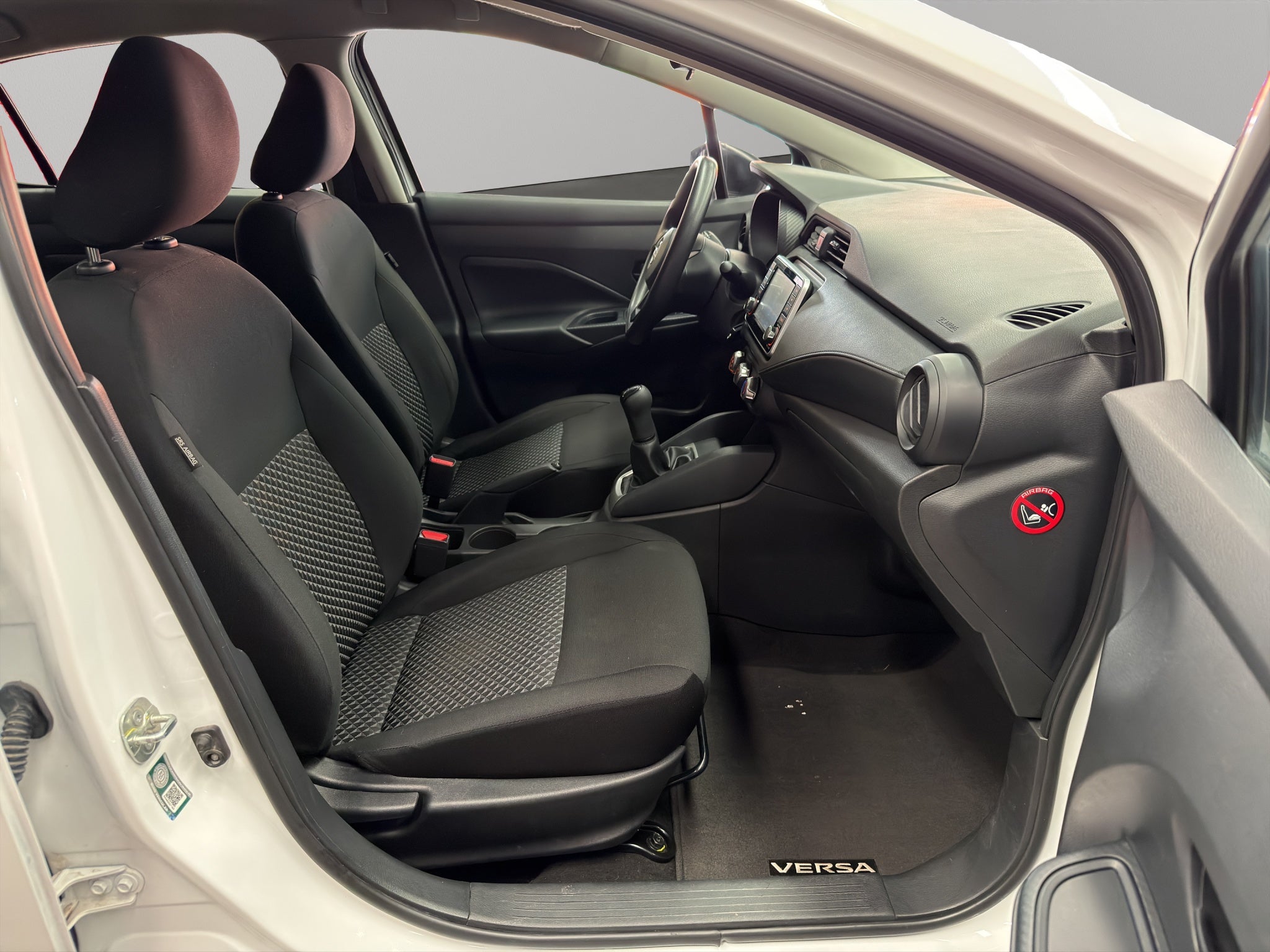 2024 Nissan Versa 4 pts. Sense, TM5, a/ac., R-15