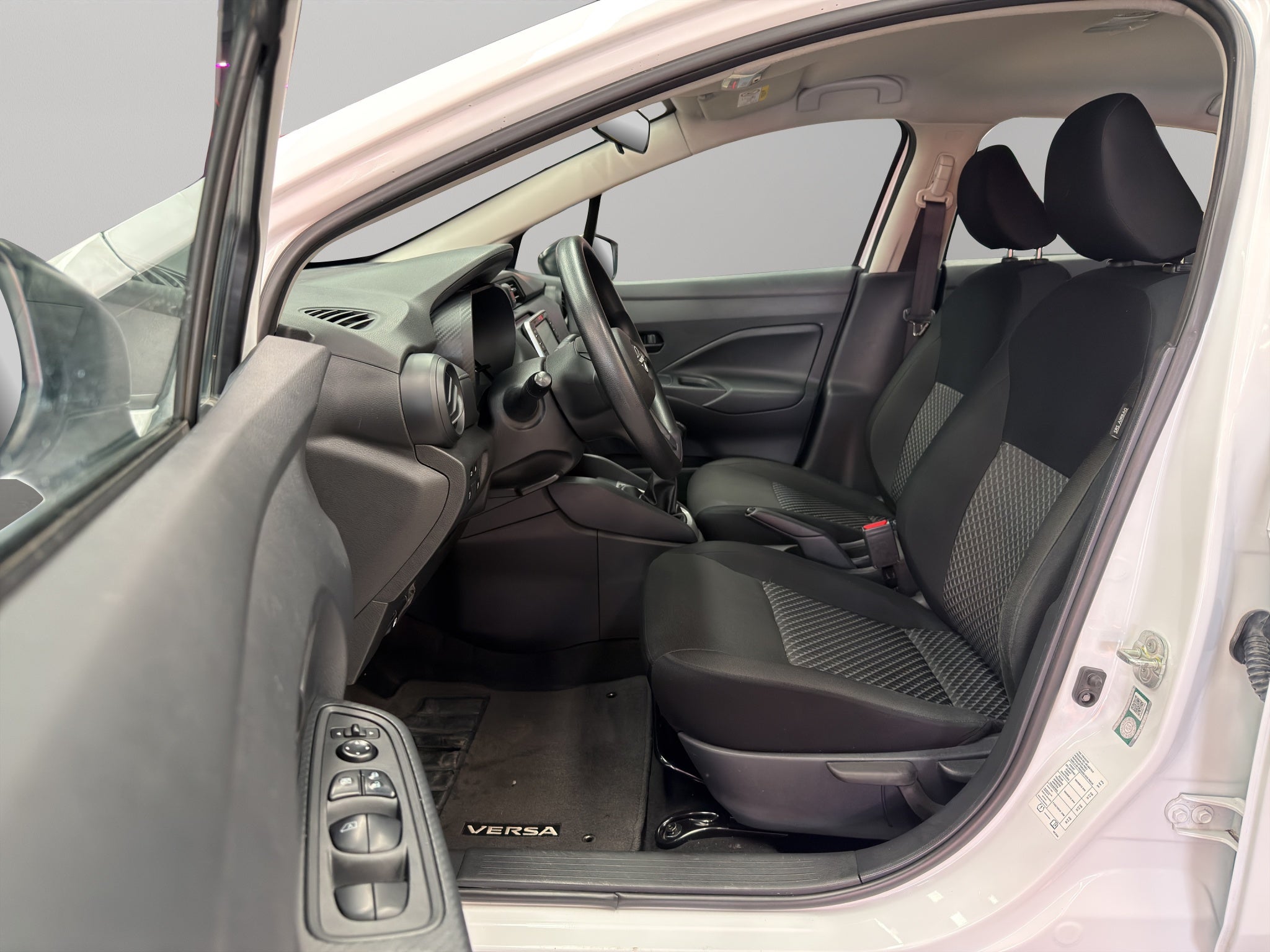 2024 Nissan Versa 4 pts. Sense, TM5, a/ac., R-15