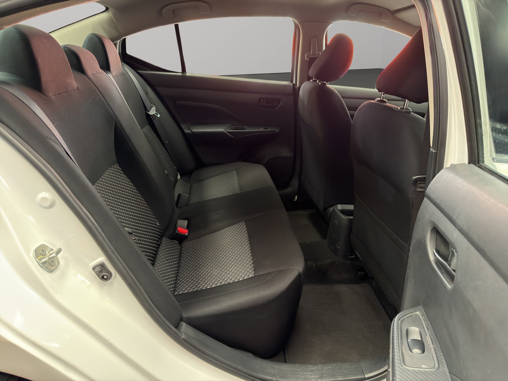 2024 Nissan Versa 4 pts. Sense, TM5, a/ac., R-15