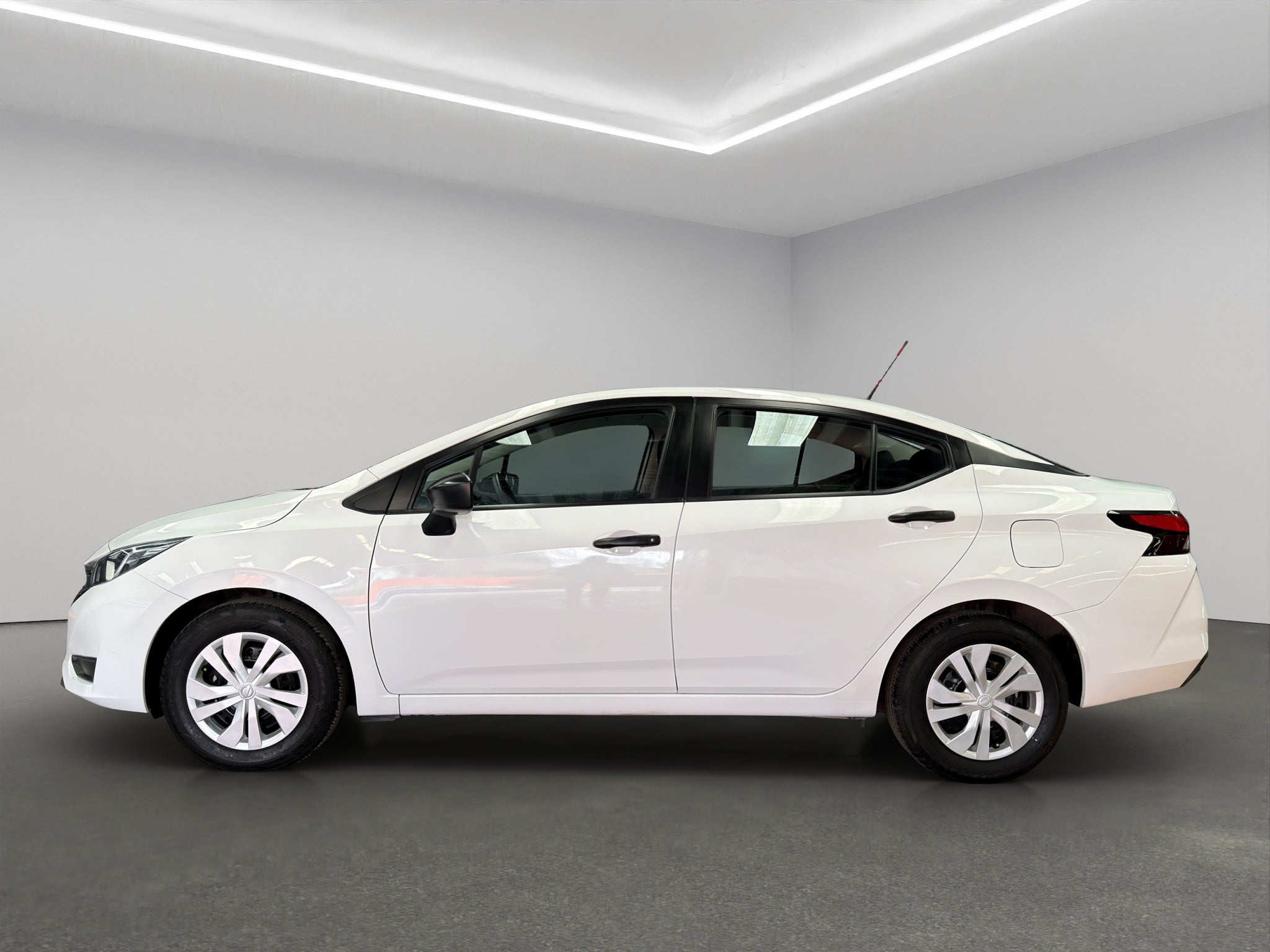 2024 Nissan Versa 4 pts. Sense, TM5, a/ac., R-15