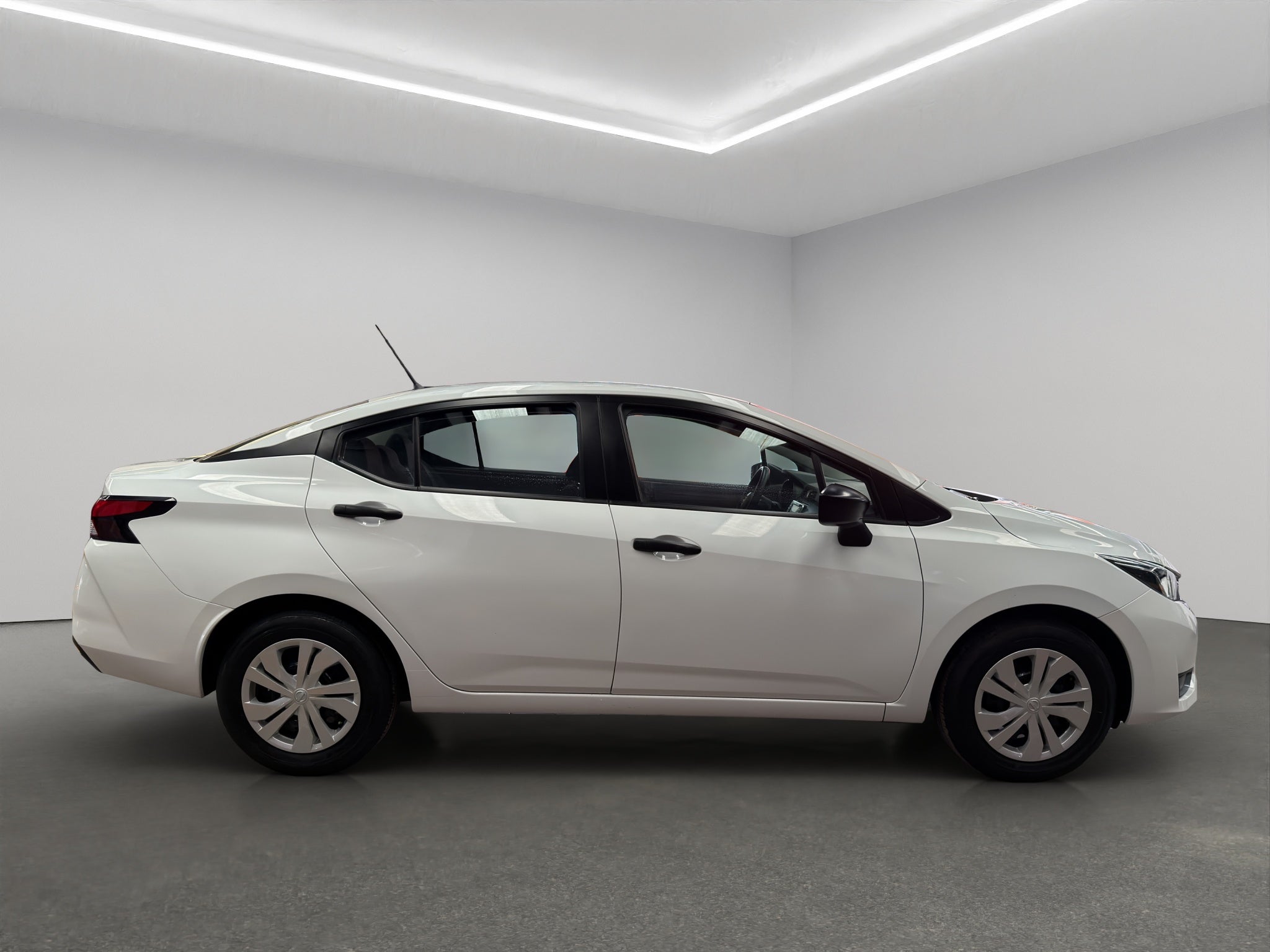 2024 Nissan Versa 4 pts. Sense, TM5, a/ac., R-15