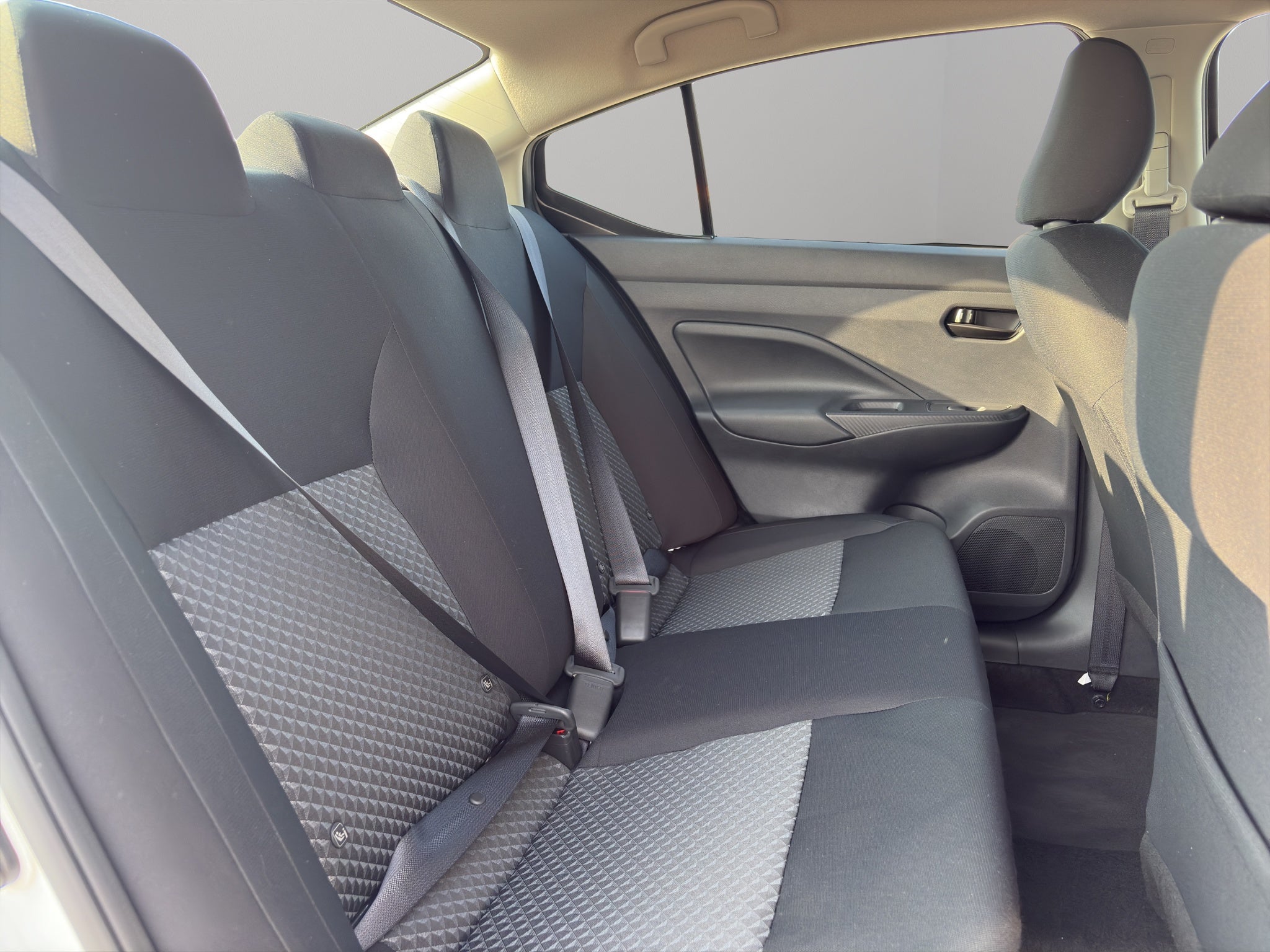 2024 Nissan Versa 4 pts. Sense, CVT, a/ac., R-15