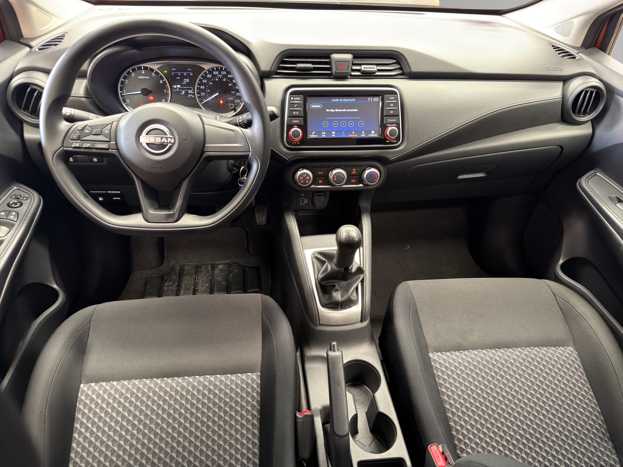 2024 Nissan Versa 4 pts. Sense, TM5, a/ac., R-15