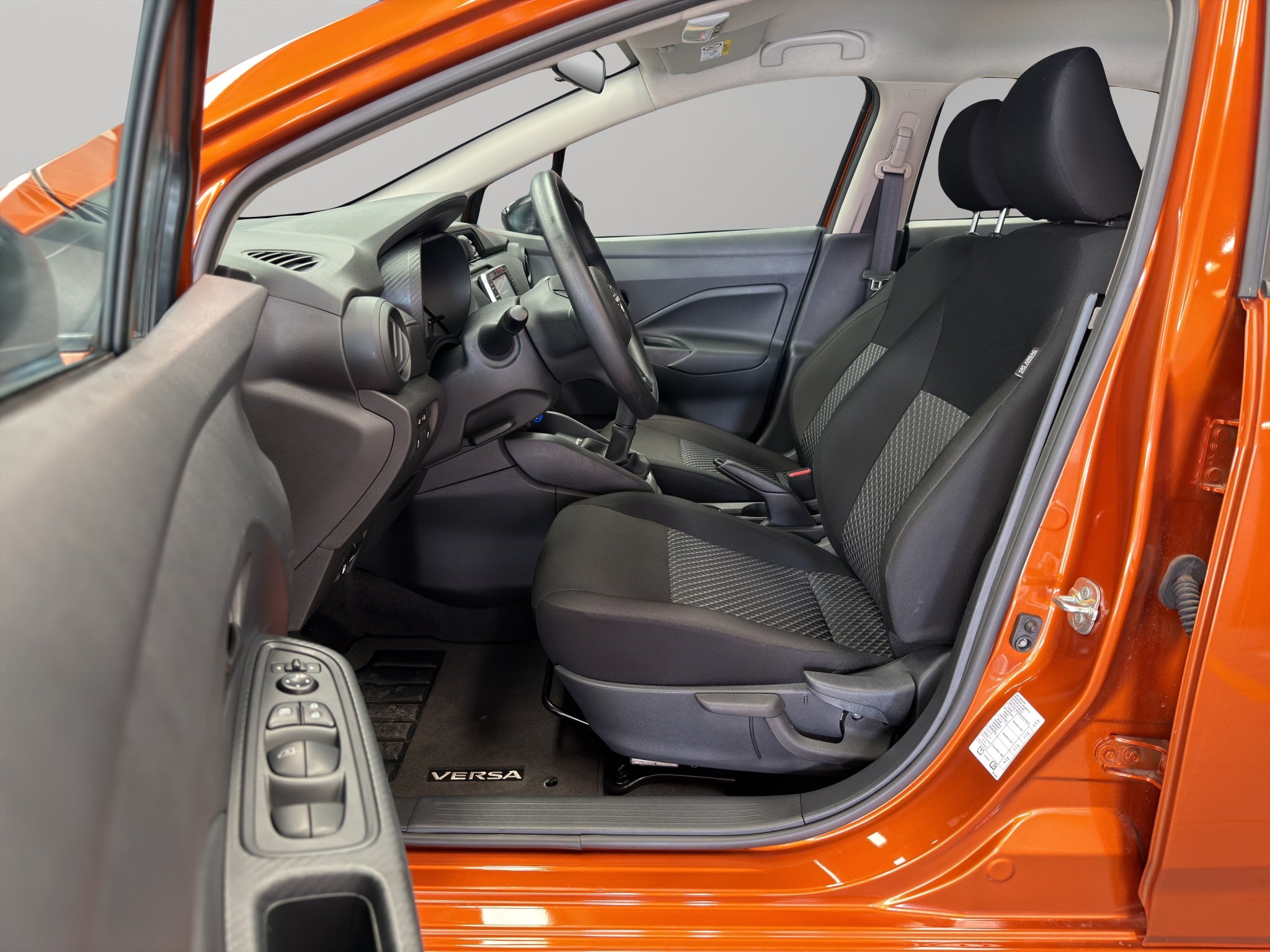 2024 Nissan Versa 4 pts. Sense, TM5, a/ac., R-15