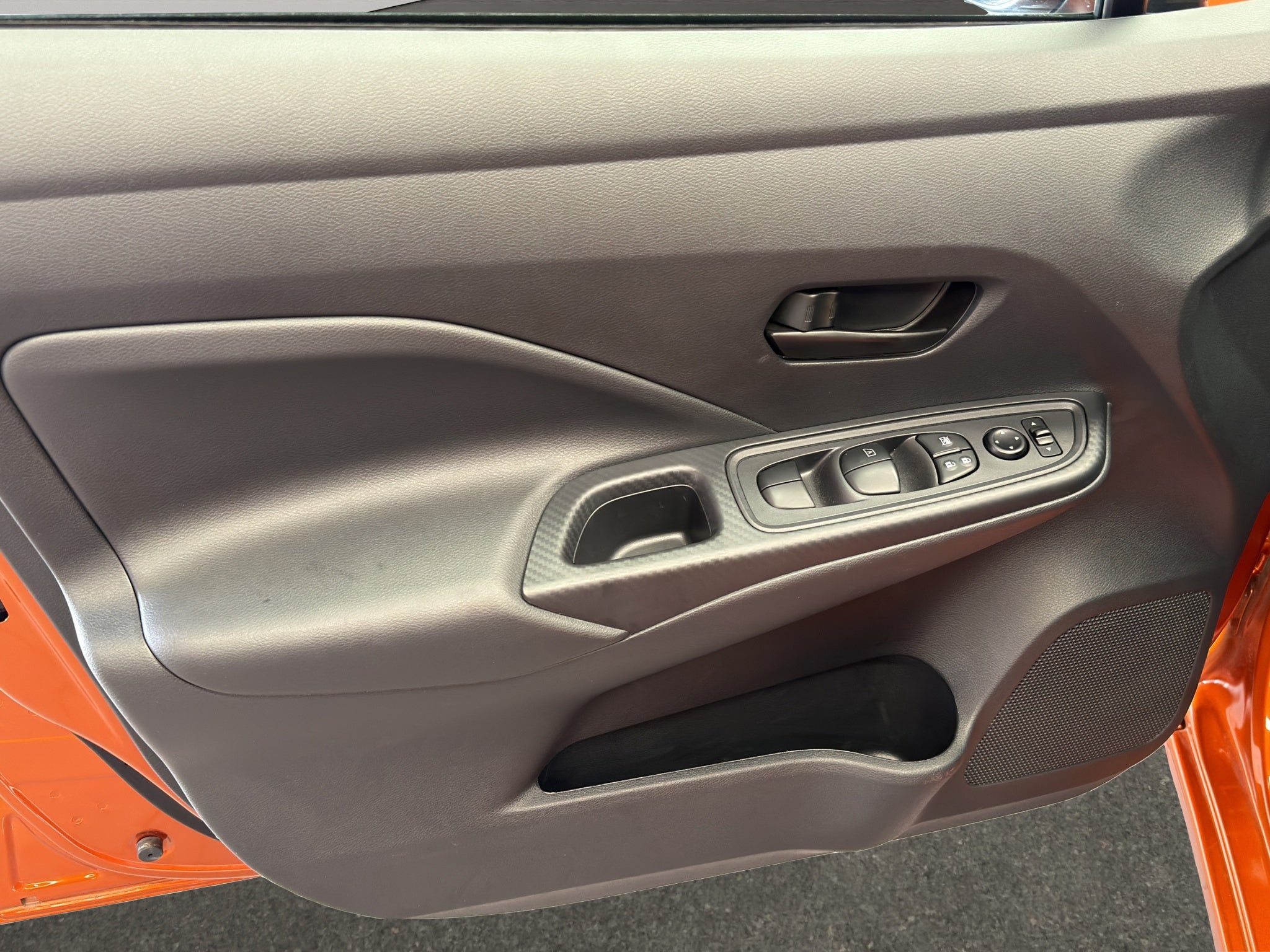 2024 Nissan Versa 4 pts. Sense, TM5, a/ac., R-15