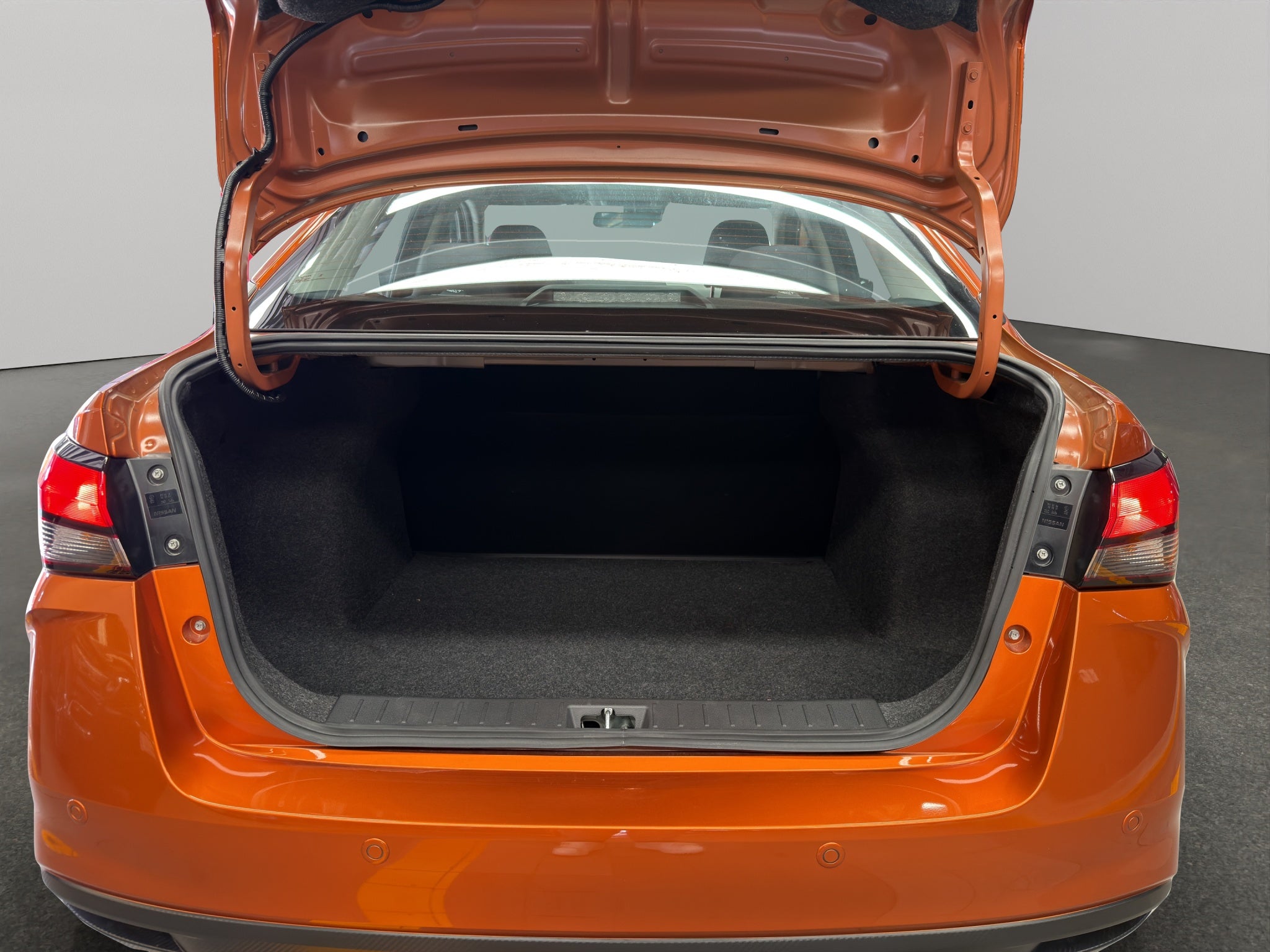 2024 Nissan Versa 4 pts. Sense, TM5, a/ac., R-15