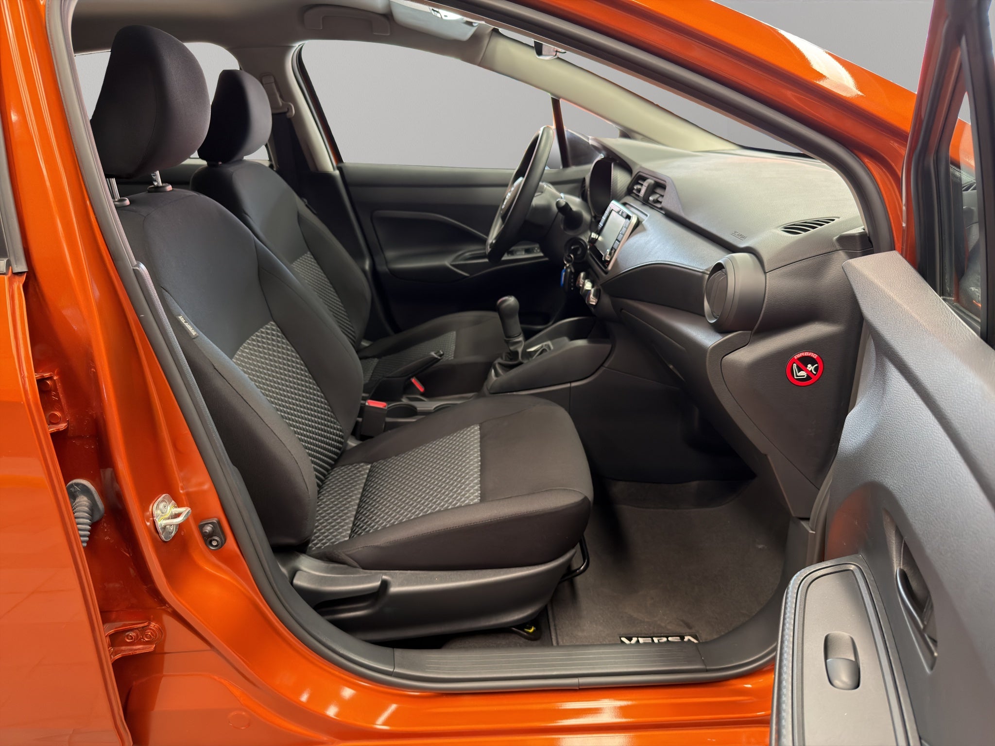 2024 Nissan Versa 4 pts. Sense, TM5, a/ac., R-15