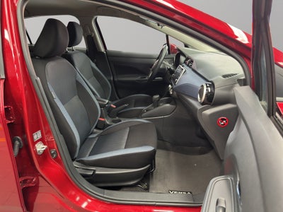 2024 Nissan Versa 4 pts. Advance, CVT, a/ac., f. niebla, RA-16