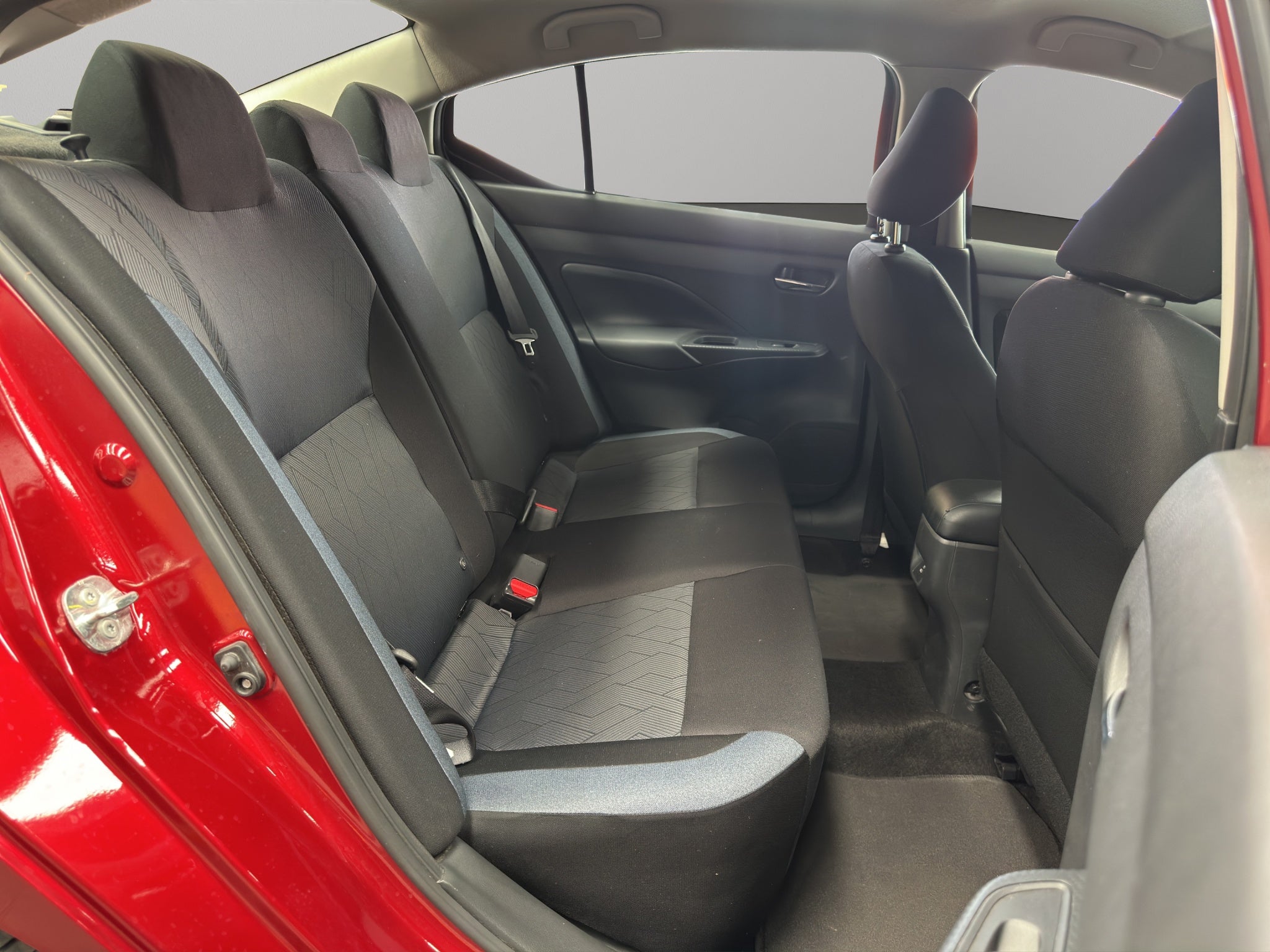 2024 Nissan Versa 4 pts. Advance, CVT, a/ac., f. niebla, RA-16