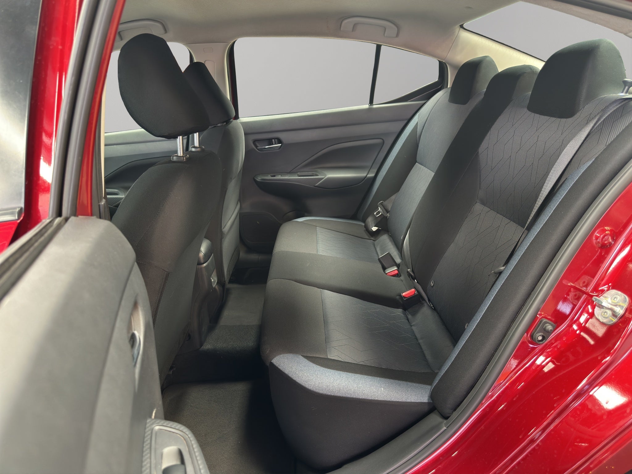 2024 Nissan Versa 4 pts. Advance, CVT, a/ac., f. niebla, RA-16