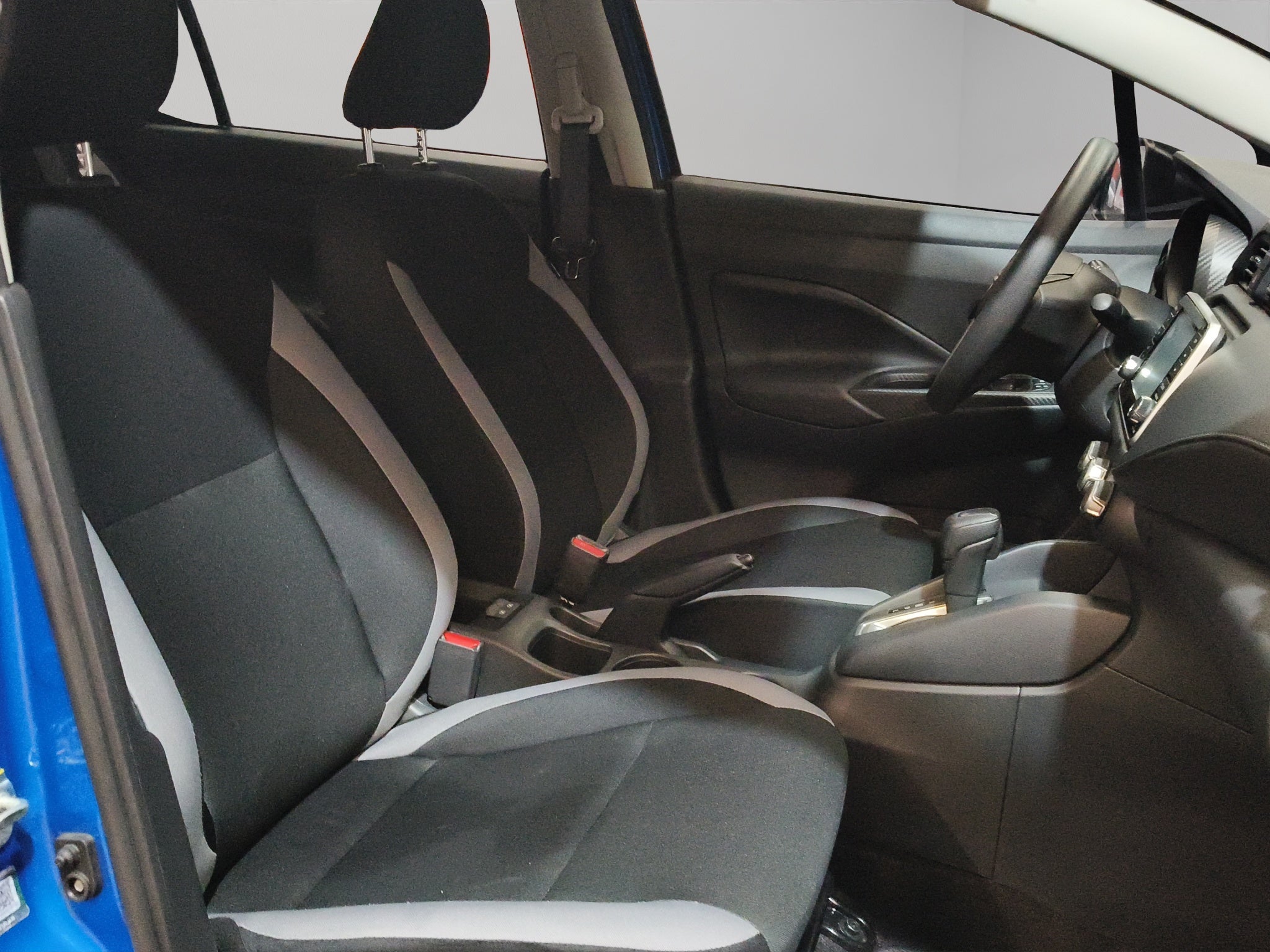 2025 Nissan Versa 4 pts. Sense, CVT, a/ac., R-15 (línea anterior)