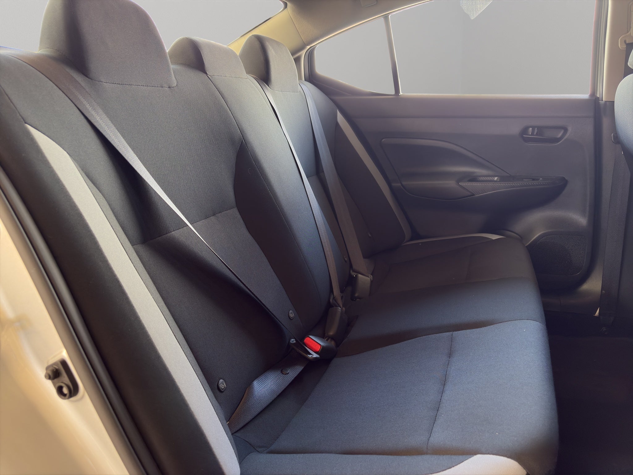 2025 Nissan Versa 4 pta. Sense, CVT, a/ac., R-15