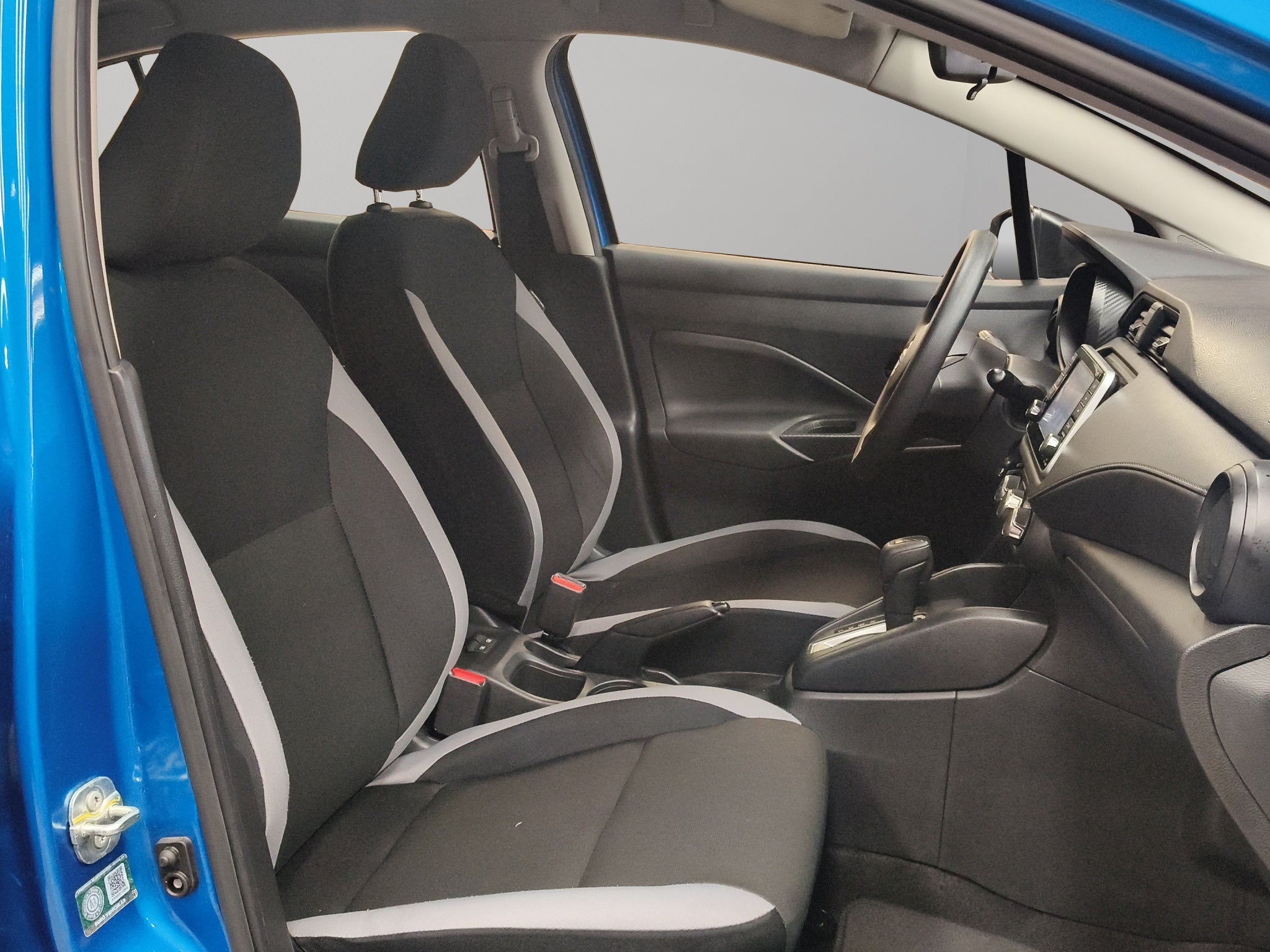 2025 Nissan Versa 4 pts. Sense, CVT, a/ac., R-15 (línea anterior)