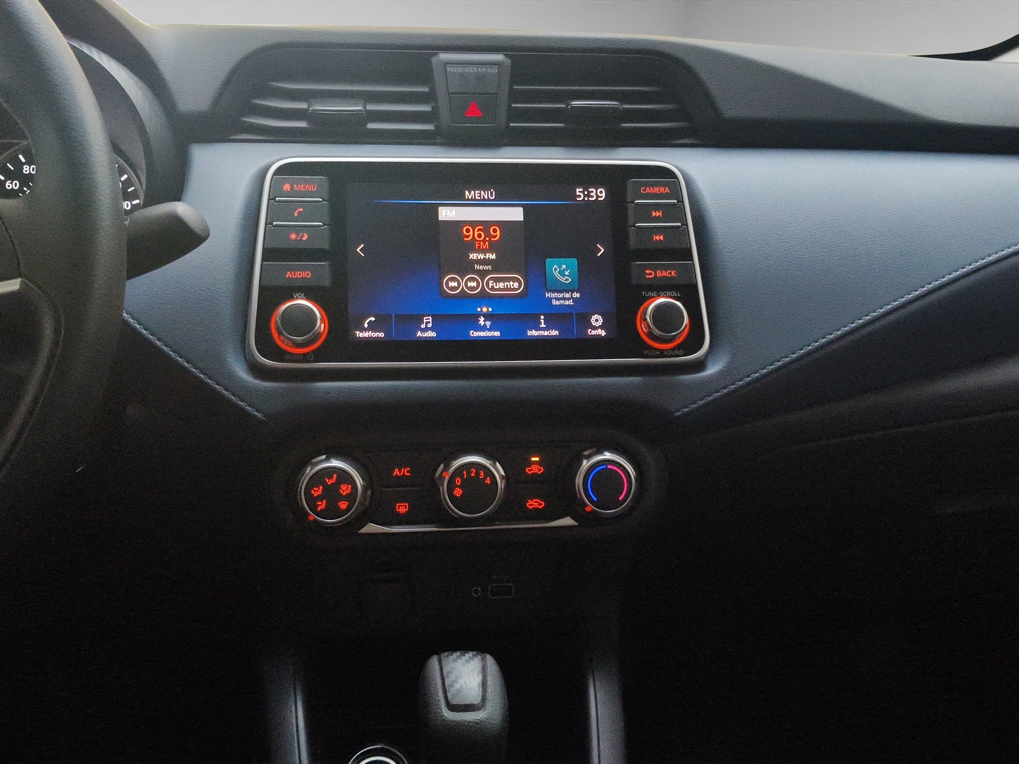 2025 Nissan Versa 4 pts. Advance, CVT, a/ac., f. niebla, RA-16 (línea anterior)