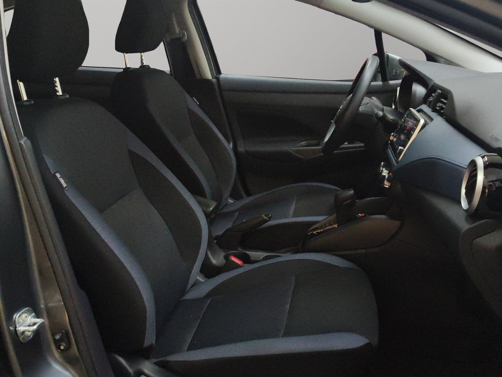 2025 Nissan Versa 4 pts. Advance, CVT, a/ac., f. niebla, RA-16 (línea anterior)