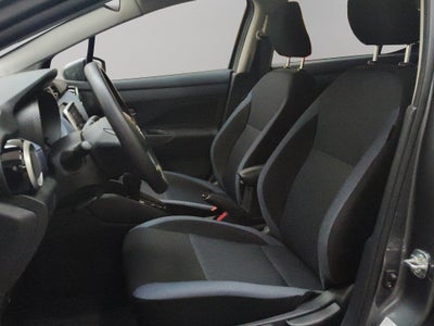 2025 Nissan Versa 4 pts. Advance, CVT, a/ac., f. niebla, RA-16 (línea anterior)