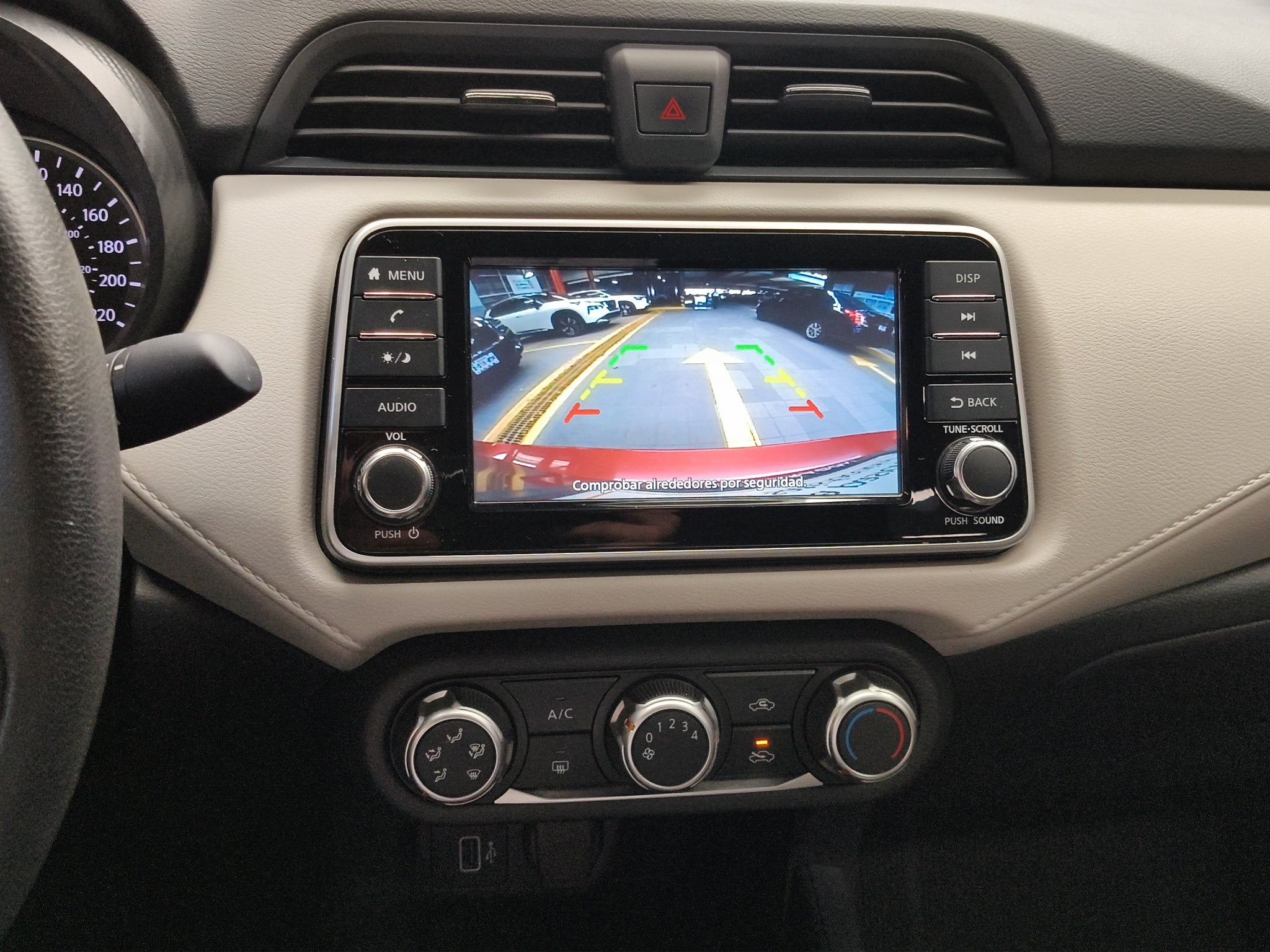 2022 Nissan Versa 4 pts. Advance, CVT, a/ac., VE, f. niebla, RA-16 (línea anterior)