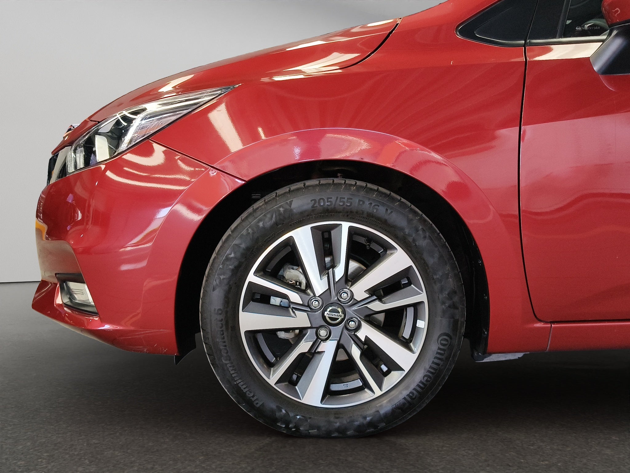 2022 Nissan Versa 4 pts. Advance, CVT, a/ac., VE, f. niebla, RA-16 (línea anterior)