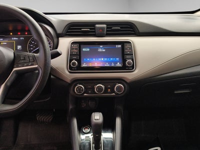 2022 Nissan Versa 4 pts. Advance, CVT, a/ac., VE, f. niebla, RA-16 (línea anterior)