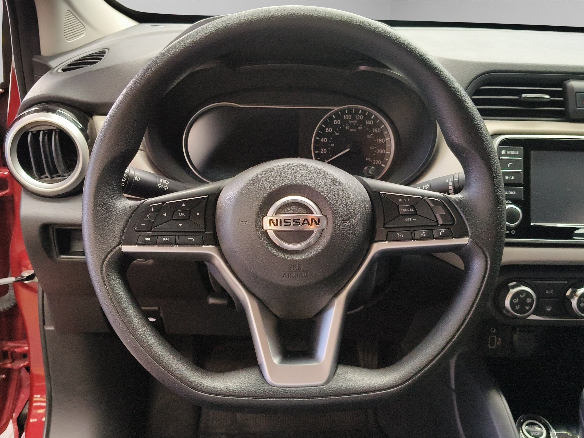 2022 Nissan Versa 4 pts. Advance, CVT, a/ac., VE, f. niebla, RA-16 (línea anterior)