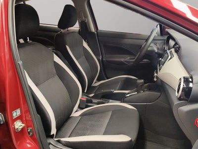 2022 Nissan Versa 4 pts. Advance, CVT, a/ac., VE, f. niebla, RA-16 (línea anterior)