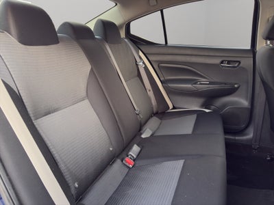 2022 Nissan Versa 4 pts. Advance, CVT, a/ac., VE, f. niebla, RA-16 (línea anterior)