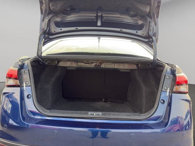 2022 Nissan Versa 4 pts. Advance, CVT, a/ac., VE, f. niebla, RA-16 (línea anterior)